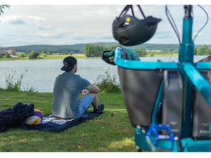 Cube Cargo Dual Sport Hybrid 1000 eMTB man sittiing by lake with bike